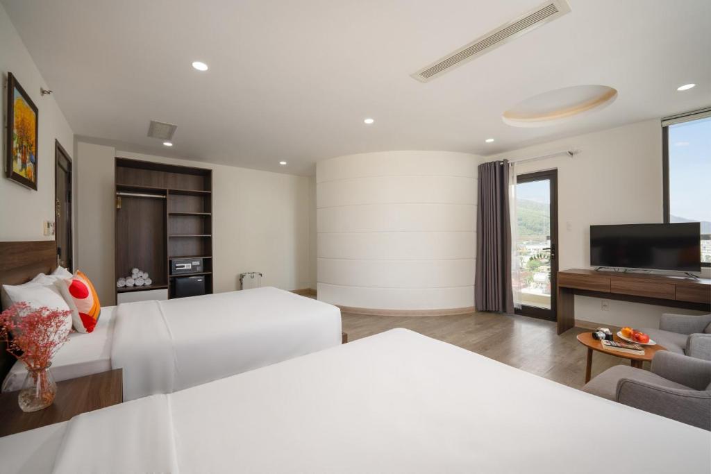 DELUXE FAMILY ROOM